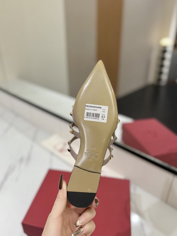 발렌티노 스터드 플랫 뾰족한 토 페이퍼 가죽 슬리퍼 001-252806