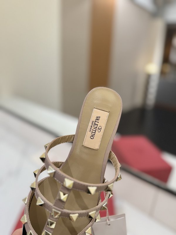 발렌티노 스터드 포인트 플랫 뮬 001-252808