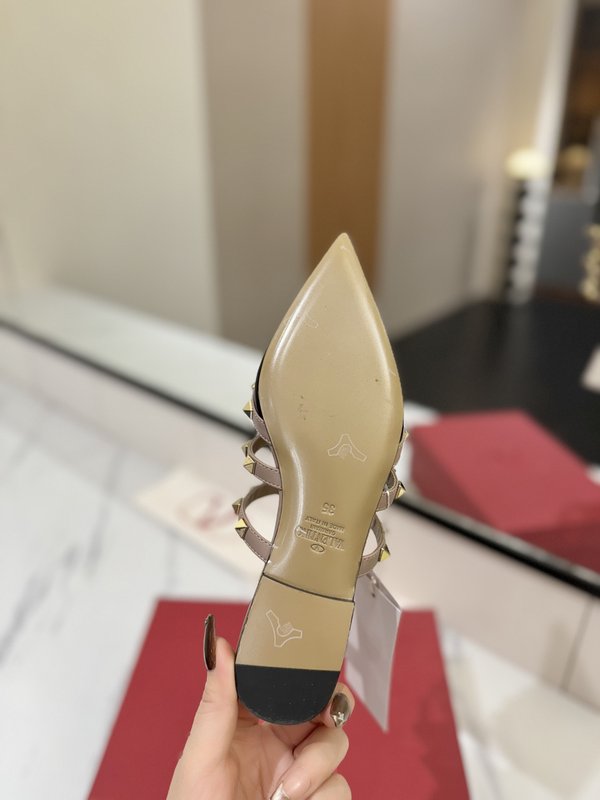 발렌티노 스터드 포인트 플랫 뮬 001-252808