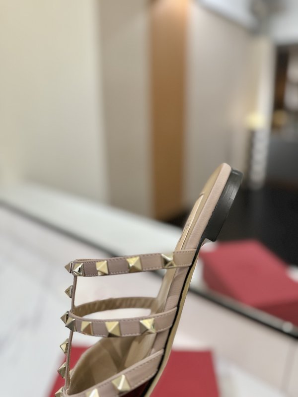 발렌티노 리 포인트 플랫 샌들 001-252809