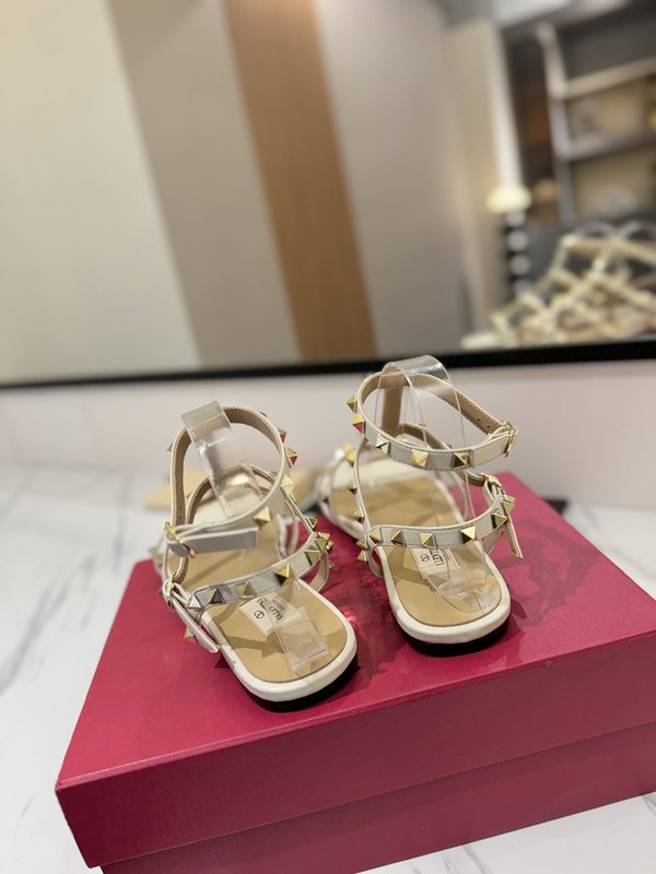 발렌티노 스터드 클 스트랩 샌들 001-252811