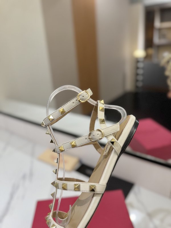 발렌티노 스터드 클 스트랩 샌들 001-252811