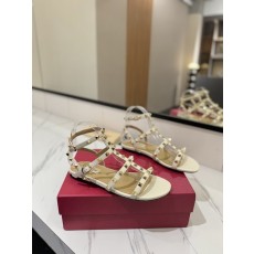 발렌티노 스터드 클 스트랩 샌들 001-252811
