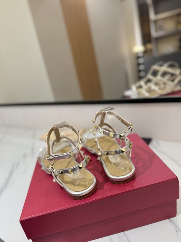발렌티노 스터드 클 스트랩 샌들 001-252812