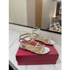 발렌티노 스터드 클 스트랩 샌들 001-252812
