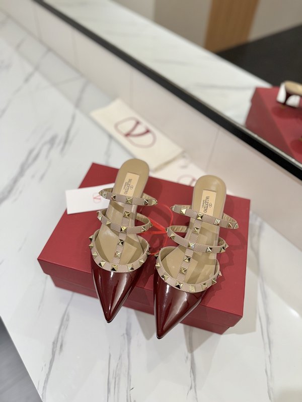 발렌티노 스터드 족한 코 페이턴트 슬리퍼 001-252813