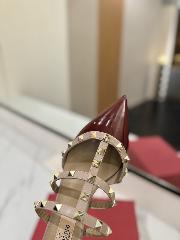 발렌티노 스터드 족한 코 페이턴트 슬리퍼 001-252813