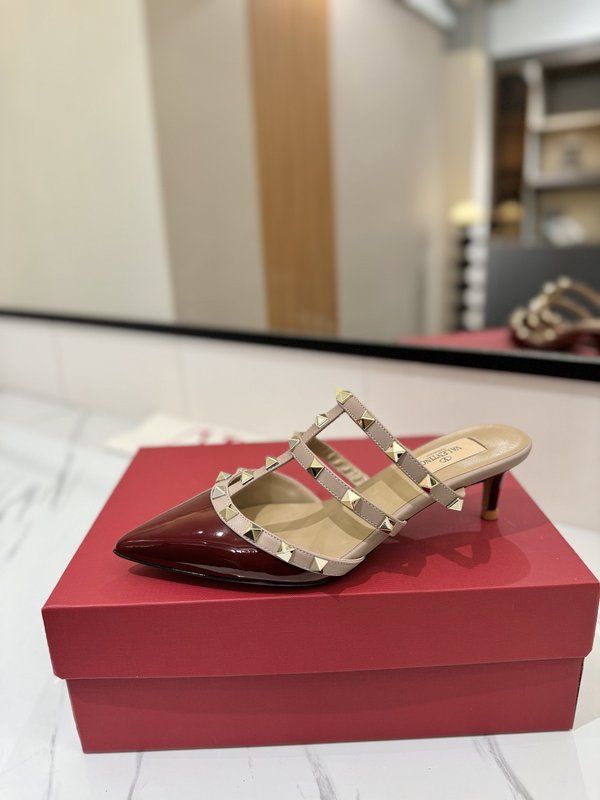 발렌티노 스터드 족한 코 페이턴트 슬리퍼 001-252813