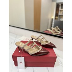 발렌티노 스터드 족한 코 페이턴트 슬리퍼 001-252813