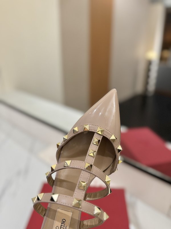 발렌티노 리벳 포인트 에나멜 슬리퍼 001-252816