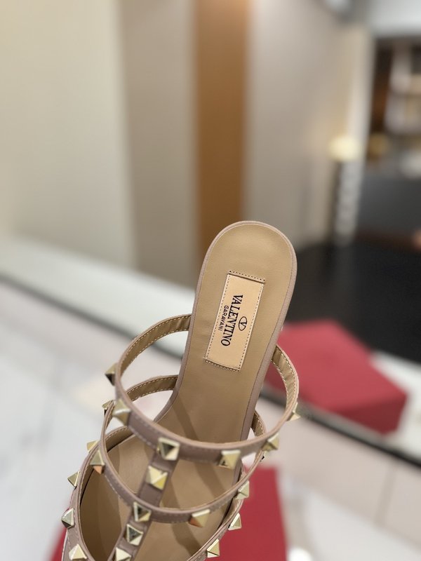 발렌티노 리벳 포인트 에나멜 슬리퍼 001-252816