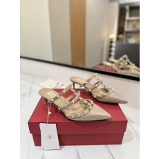 발렌티노 리벳 포인트 에나멜 슬리퍼 001-252816