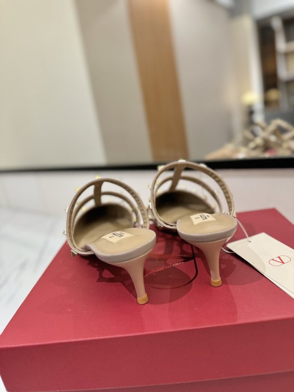 발렌티노 리벳 포인트 에나멜 슬리퍼 001-252824