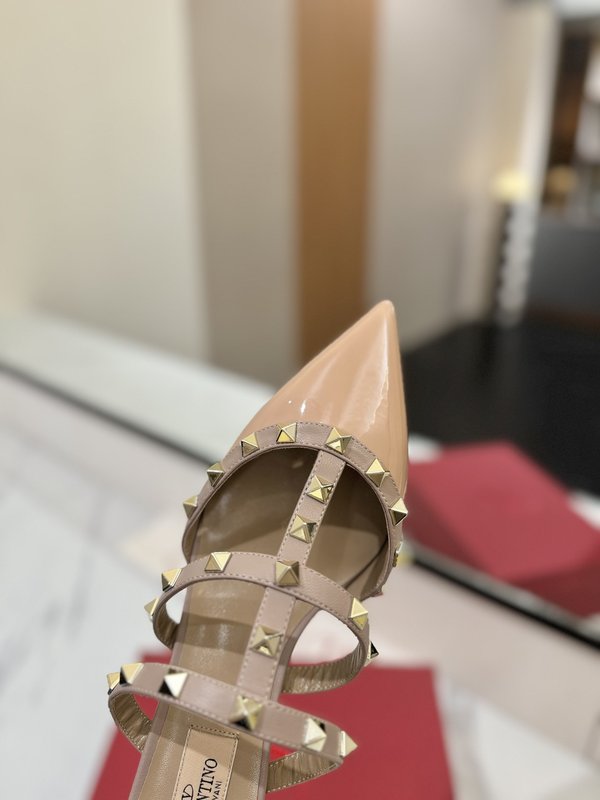 발렌티노 리벳 포인트 에나멜 슬리퍼 001-252824