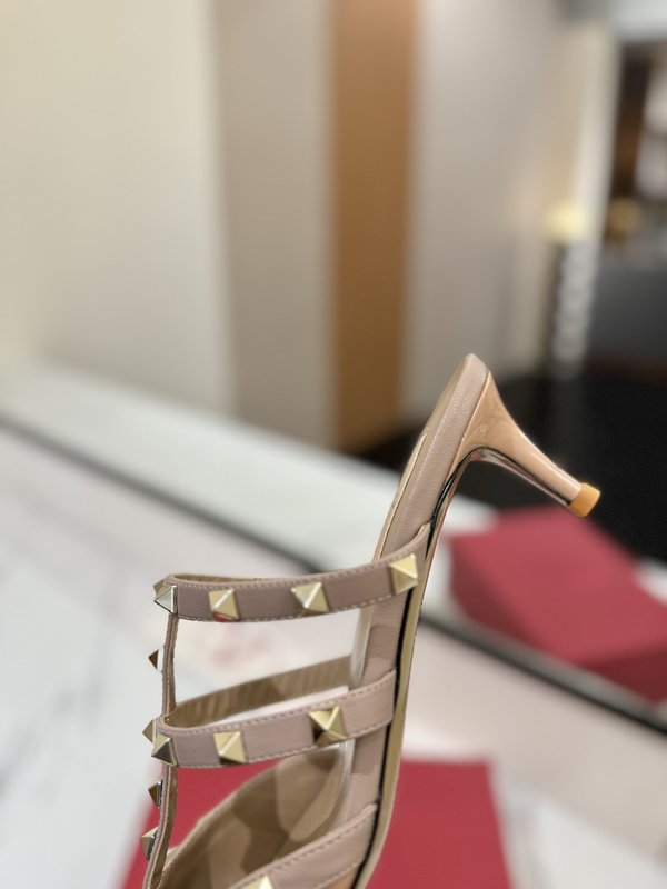 발렌티노 리벳 포인트 에나멜 슬리퍼 001-252824