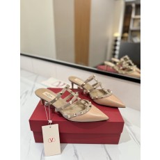 발렌티노 리벳 포인트 에나멜 슬리퍼 001-252824