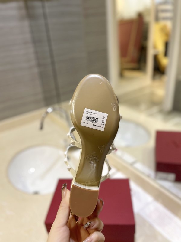 발렌티노 레드 에나멜 H 로고 샌들 001-252828