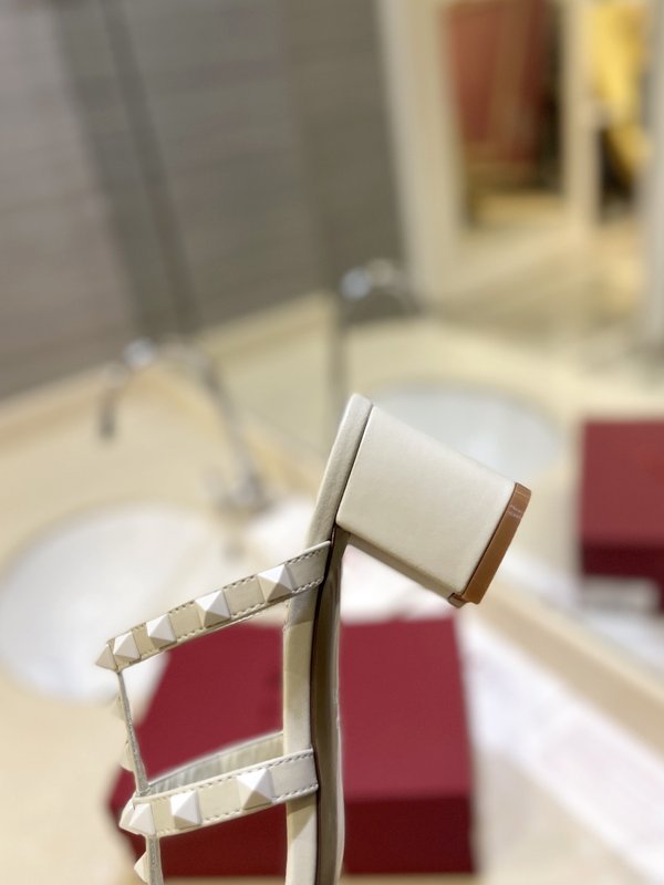 발렌티노 레드 에나멜 H 로고 샌들 001-252828