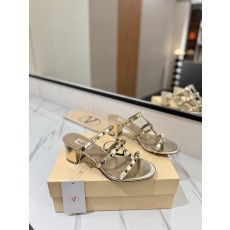 발렌티노 리벳 굽 샌들 001-252840