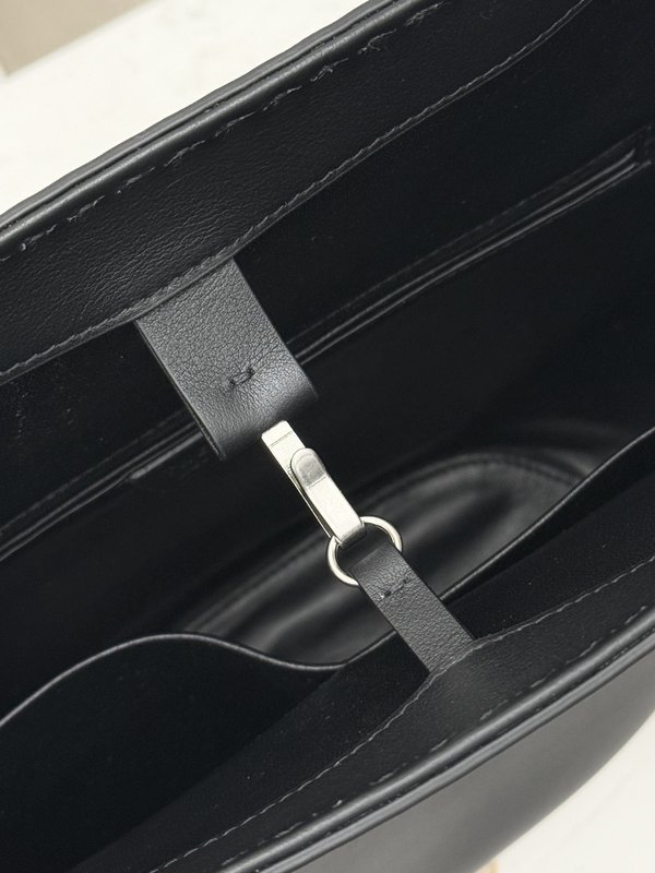 더 로우 알제 반원 토트백 그레인 카프스킨 숄더백 001-252843
