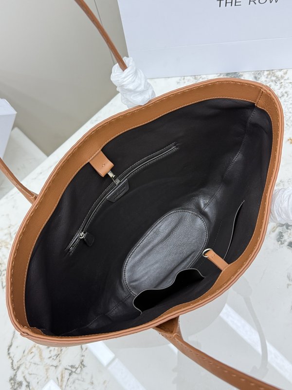 더 로우 하프문 토트백 001-252845
