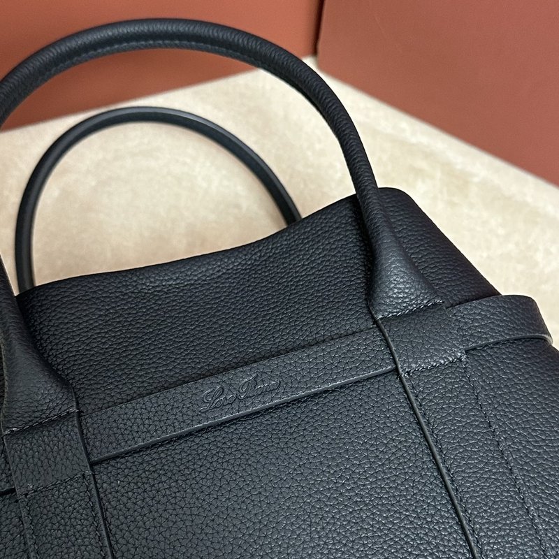 로로피아나 딥 블루 그레인 레더 쇼퍼백 001-252924