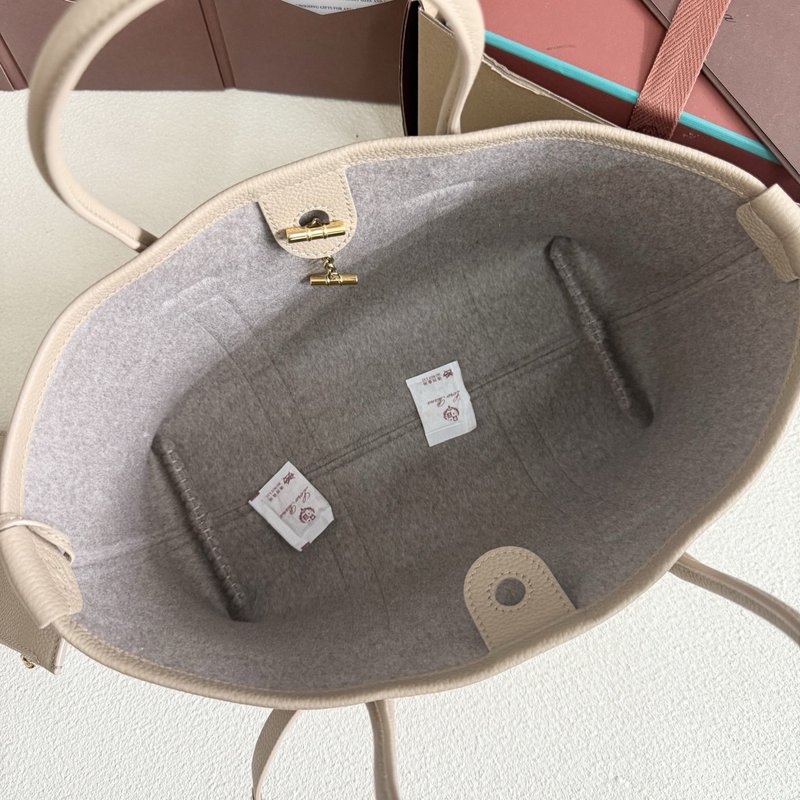 로로피아나 그레인 레더 숄더백 001-252926