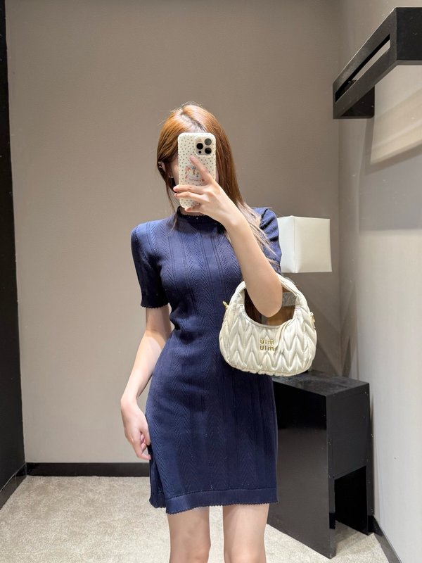 네이비 세로 무늬 니트 라운드 숏슬리브 원피스 001-255570