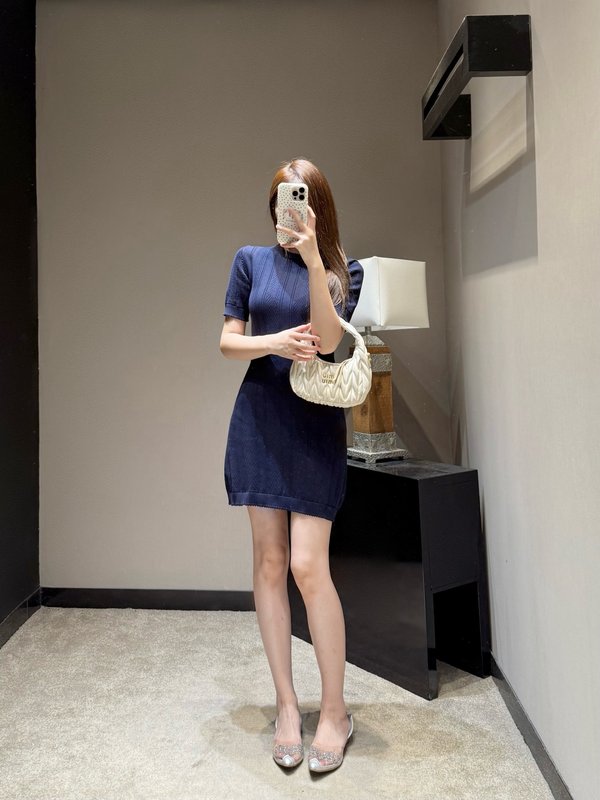 네이비 세로 무늬 니트 라운드 숏슬리브 원피스 001-255570