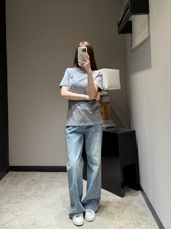 프라다 그레이 메탈 로고 반팔 티셔츠 001-255577