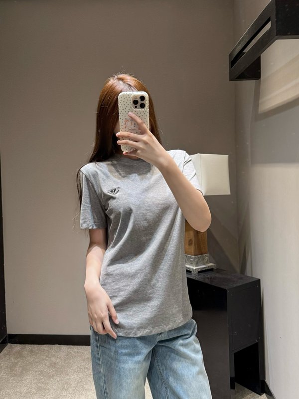 프라다 그레이 메탈 로고 반팔 티셔츠 001-255577