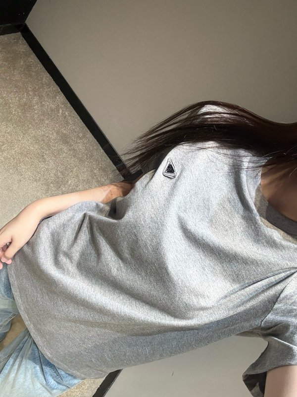 프라다 그레이 메탈 로고 반팔 티셔츠 001-255577