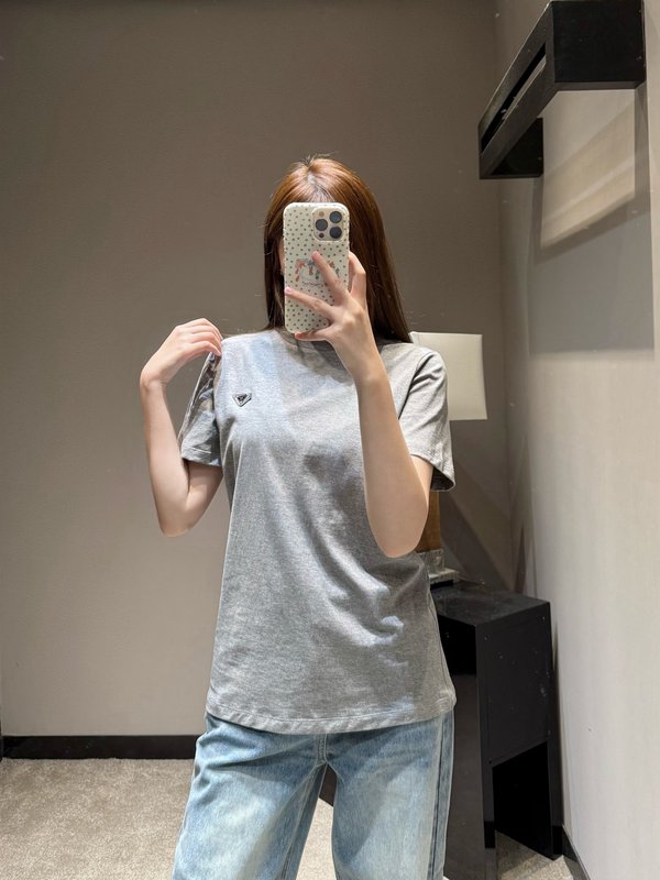 프라다 그레이 메탈 로고 반팔 티셔츠 001-255577