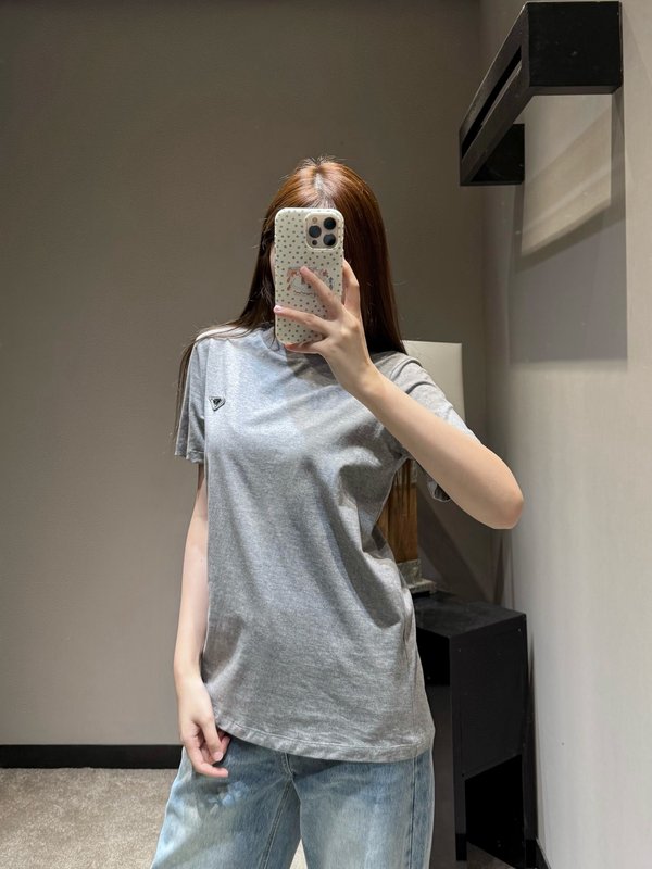 프라다 그레이 메탈 로고 반팔 티셔츠 001-255577