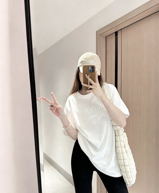 프라다 로고 입체 자수 면 반팔 티셔츠 001-255604