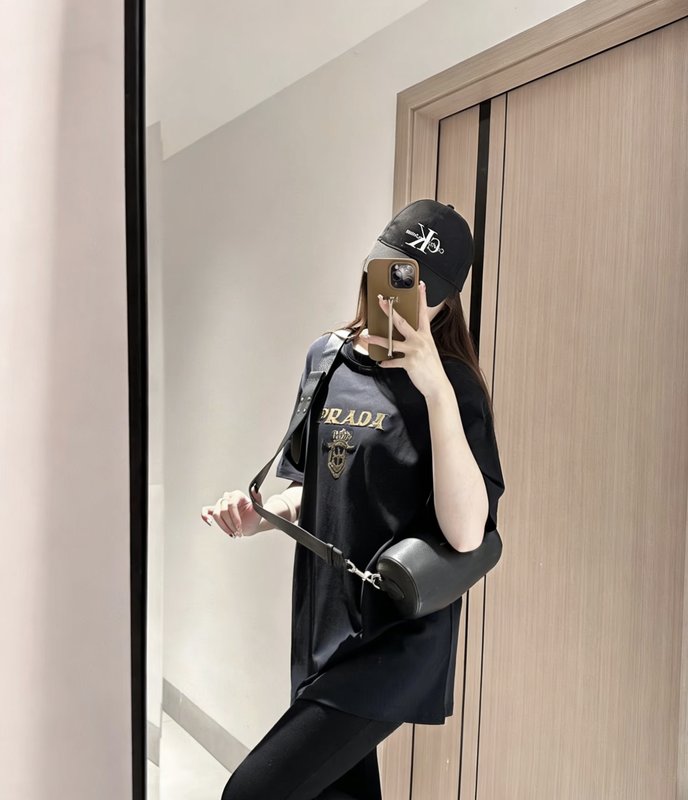 프라다 로고 입체 자수 면 반팔 티셔츠 001-255606