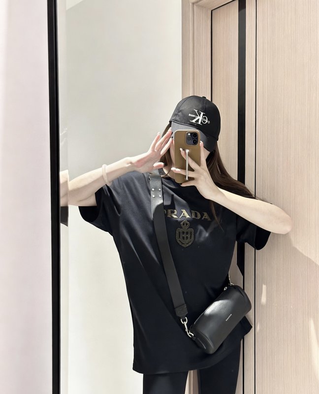 프라다 로고 입체 자수 면 반팔 티셔츠 001-255606
