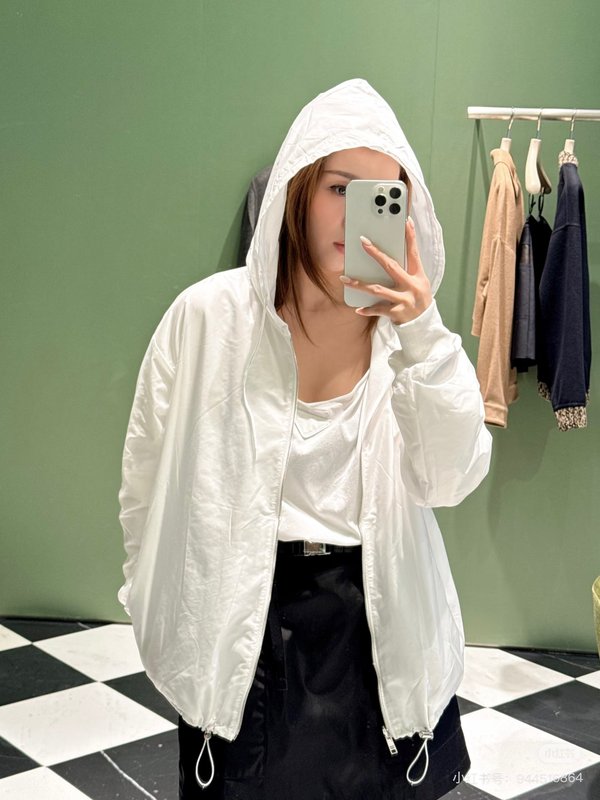 프라다 입체 엠블럼 본넛 조끼 001-255996