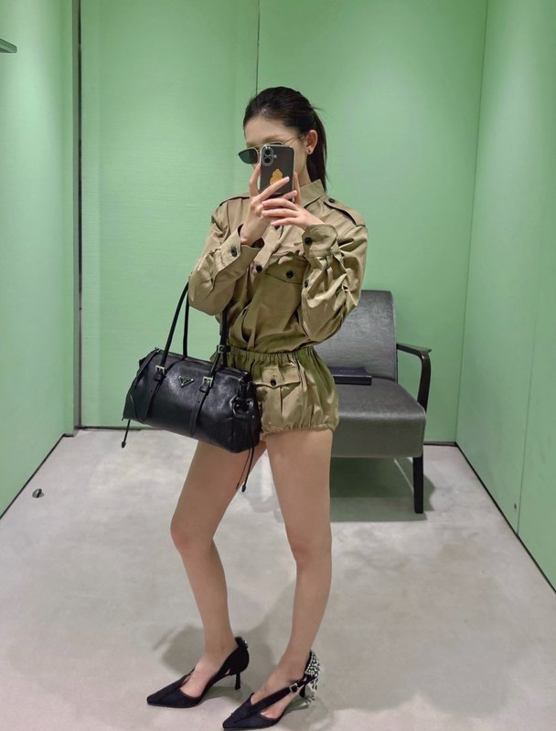 프라다 어깨장식 칼라 더블포켓 면 셔츠 001-256018