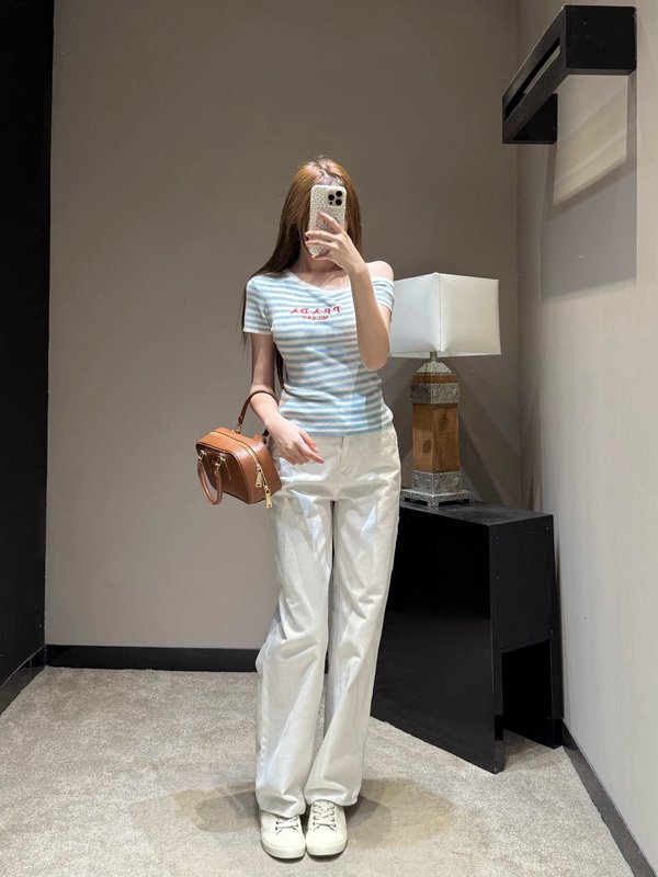 프라다 비대칭 숄더 스트라이프 니트 티셔츠 001-256089