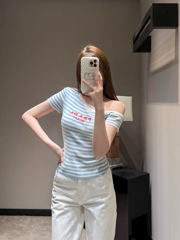 프라다 비대칭 숄더 스트라이프 니트 티셔츠 001-256089