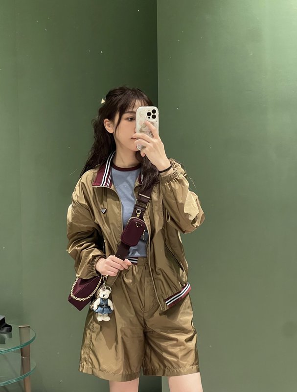 프라다 여름 카키색 나일론 하프 팬츠 001-256127