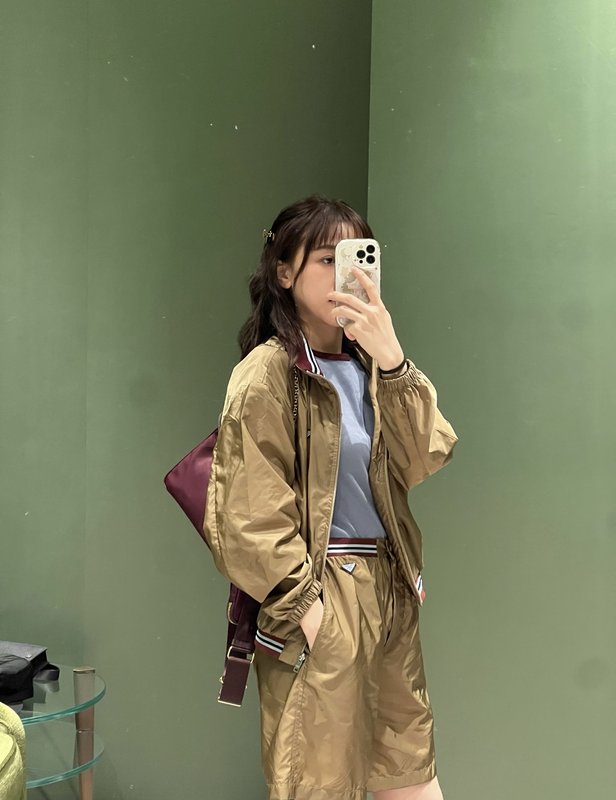 프라다 여름 카키색 나일론 하프 팬츠 001-256127