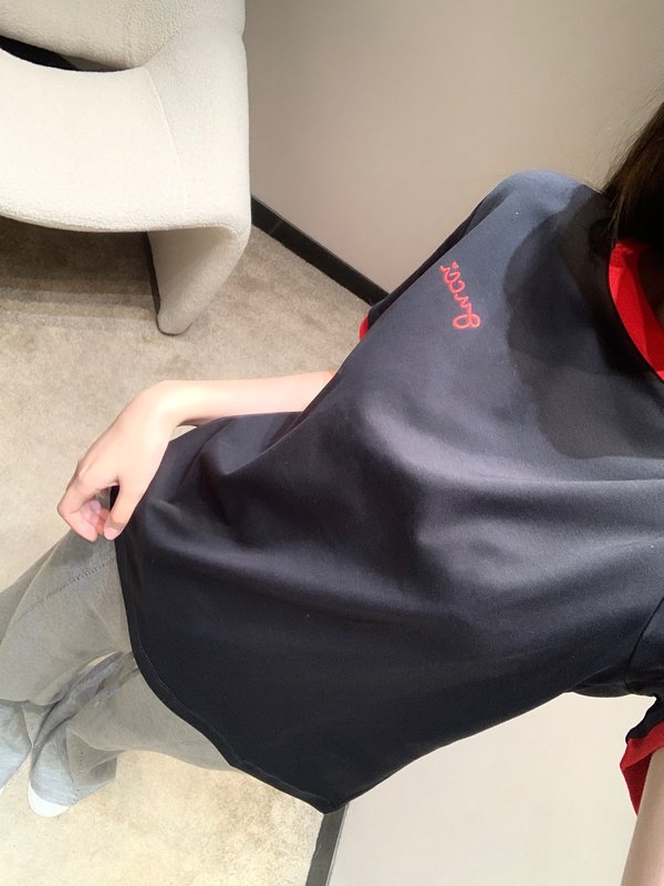 컬러 포인트 라운드넥 로고 프린트 반팔 티셔츠 001-256257