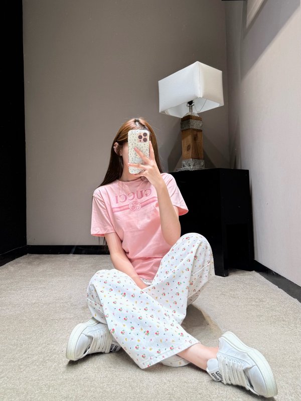 사쿠라 핑크 더블 G 프린트 루즈 숄더 티셔츠 001-256269