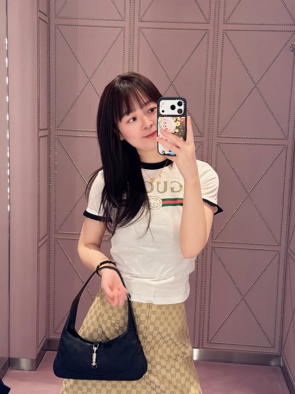 로고 프린트 러플 반팔 티셔츠 001-256390