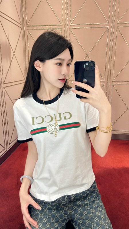 로고 프린트 러플 반팔 티셔츠 001-256390
