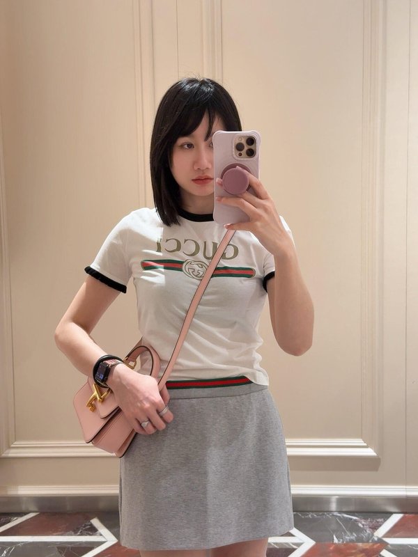 로고 프린트 러플 반팔 티셔츠 001-256390