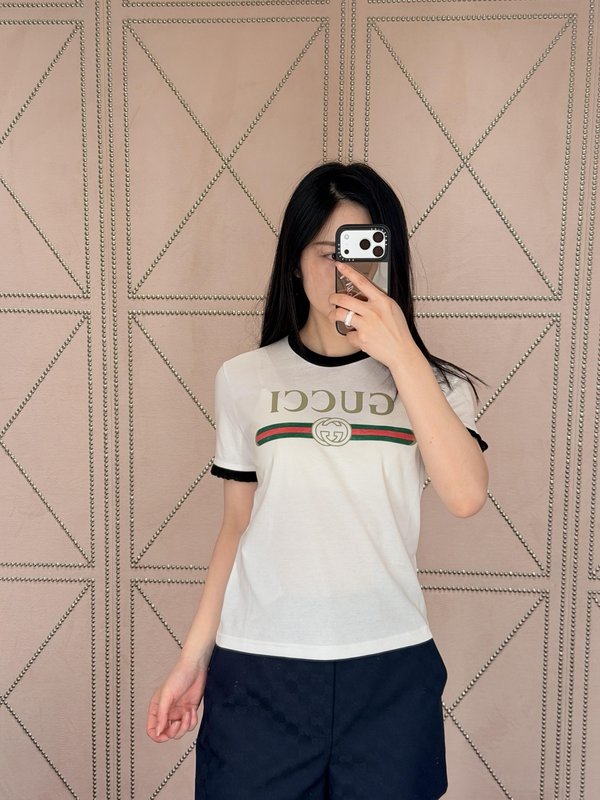 로고 프린트 러플 반팔 티셔츠 001-256390