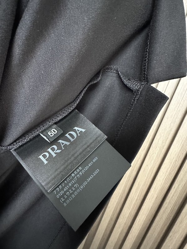 프라다 액화면 자수 로고 반팔 티셔츠 001-256484